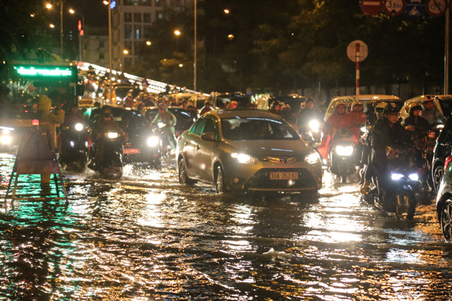 Ảnh: Dân Hà Nội lội nước, chôn chân hàng giờ dưới cơn mưa lớn