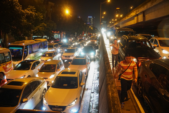 Ảnh: Dân Hà Nội lội nước, chôn chân hàng giờ dưới cơn mưa lớn