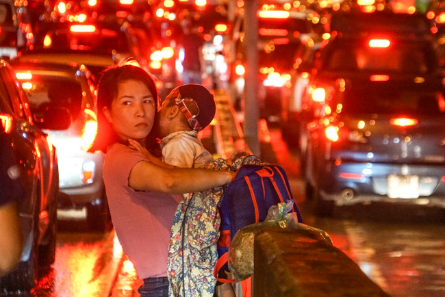 Ảnh: Dân Hà Nội lội nước, chôn chân hàng giờ dưới cơn mưa lớn