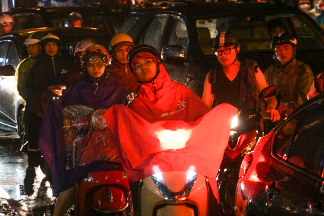 Ảnh: Dân Hà Nội lội nước, chôn chân hàng giờ dưới cơn mưa lớn