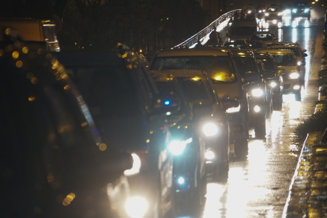 Ảnh: Dân Hà Nội lội nước, chôn chân hàng giờ dưới cơn mưa lớn