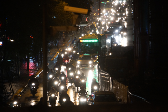 Ảnh: Dân Hà Nội lội nước, chôn chân hàng giờ dưới cơn mưa lớn