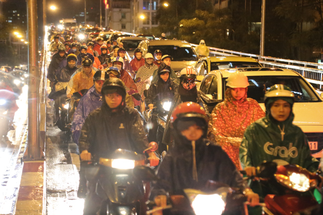 Ảnh: Dân Hà Nội lội nước, chôn chân hàng giờ dưới cơn mưa lớn