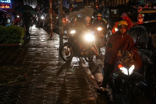 Ảnh: Dân Hà Nội lội nước, chôn chân hàng giờ dưới cơn mưa lớn