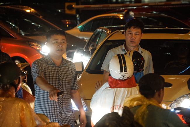 Ảnh: Dân Hà Nội lội nước, chôn chân hàng giờ dưới cơn mưa lớn