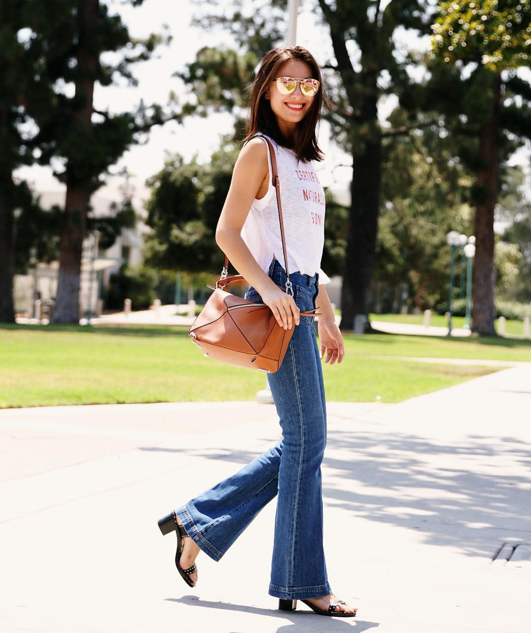 4 mẫu jeans hot nhất mạng xã hội hè này hóa ra đều rất quen thuộc và diện mãi mà chẳng hề lỗi mốt 4 mẫu jeans hot nhất mạng xã hội hè này hóa ra đều rất quen thuộc và diện mãi mà chẳng hề lỗi mốt