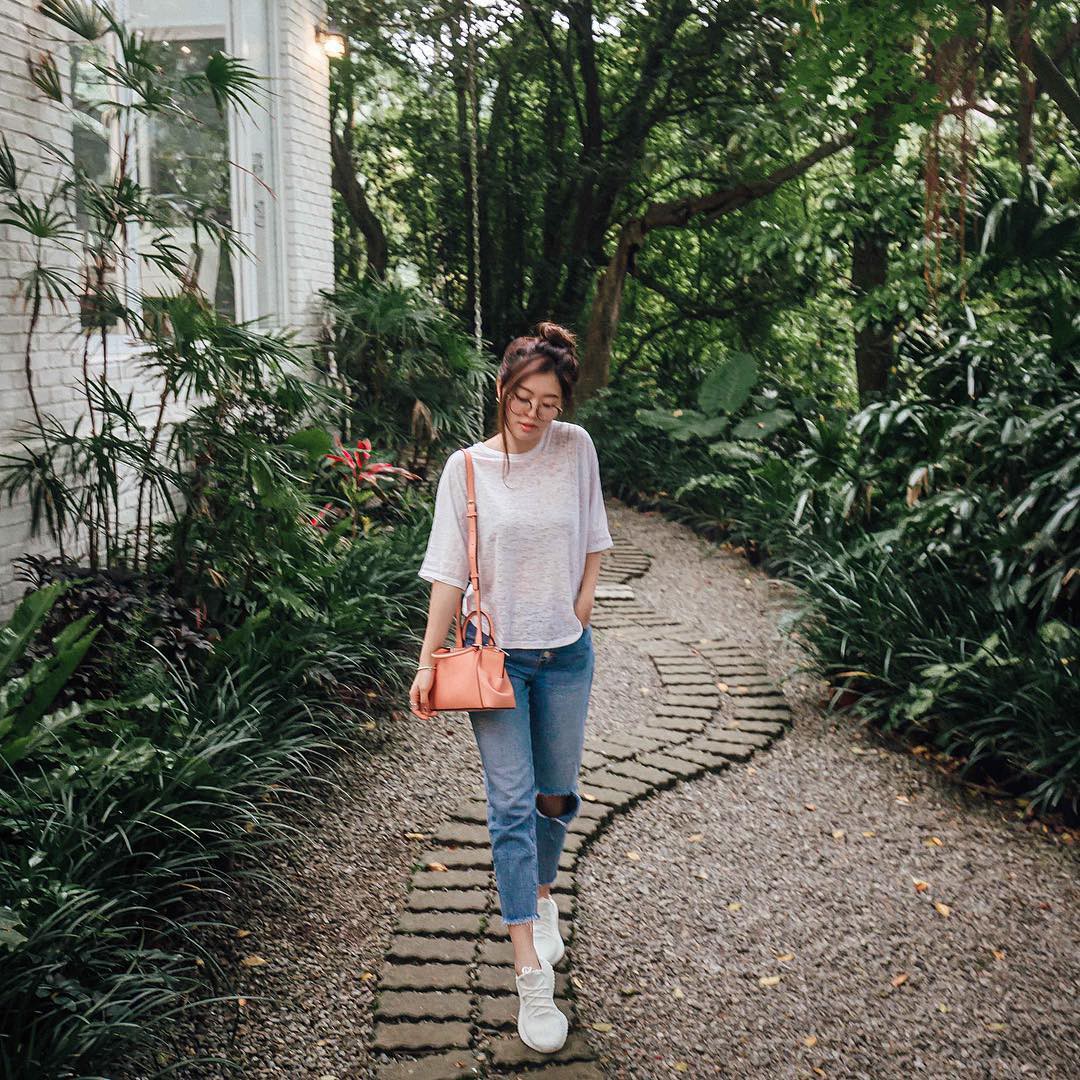 4 mẫu jeans hot nhất mạng xã hội hè này hóa ra đều rất quen thuộc và diện mãi mà chẳng hề lỗi mốt 4 mẫu jeans hot nhất mạng xã hội hè này hóa ra đều rất quen thuộc và diện mãi mà chẳng hề lỗi mốt