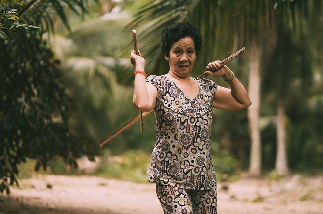 Ngầu như ngoại: Vừa tốt nghiệp lớp võ chống trộm đã được cháu trai chụp cho bộ ảnh kỷ niệm, dân mạng ai cũng phải bật cười vì quá dễ thương