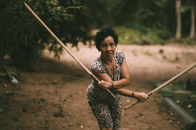 Ngầu như ngoại: Vừa tốt nghiệp lớp võ chống trộm đã được cháu trai chụp cho bộ ảnh kỷ niệm, dân mạng ai cũng phải bật cười vì quá dễ thương