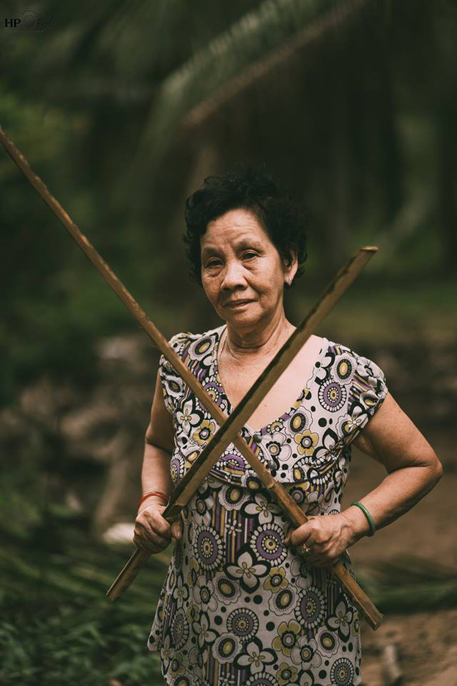 Ngầu như ngoại: Vừa tốt nghiệp lớp võ chống trộm đã được cháu trai chụp cho bộ ảnh kỷ niệm, dân mạng ai cũng phải bật cười vì quá dễ thương