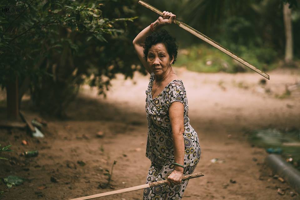 Ngầu như ngoại: Vừa tốt nghiệp lớp võ chống trộm đã được cháu trai chụp cho bộ ảnh kỷ niệm, dân mạng ai cũng phải bật cười vì quá dễ thương