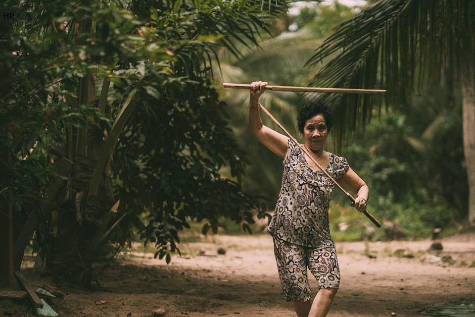 Ngầu như ngoại: Vừa tốt nghiệp lớp võ chống trộm đã được cháu trai chụp cho bộ ảnh kỷ niệm, dân mạng ai cũng phải bật cười vì quá dễ thương