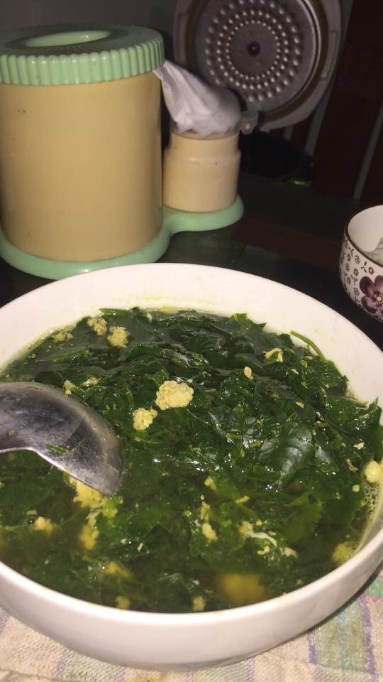 Nàng dâu nấu món canh rau ngót trứng gà bị cả nhà chồng chê bai, ai ngờ dân mạng tấm tắc khen ngon