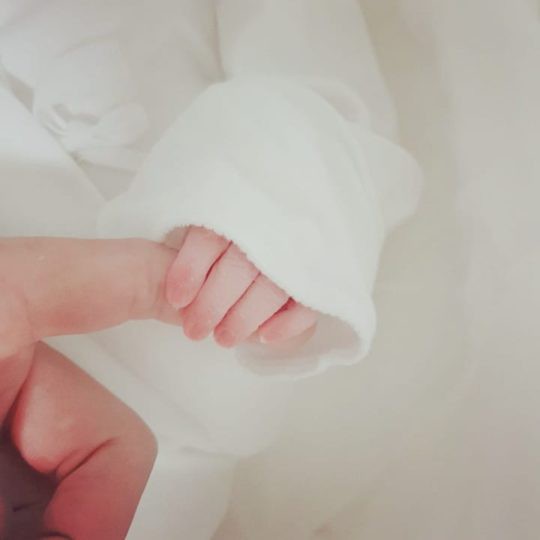 Sau 1 năm kết hôn, bà xã của tài tử Nữ hoàng Seon Deok Joo Sang Wook vừa sinh con gái đầu lòng