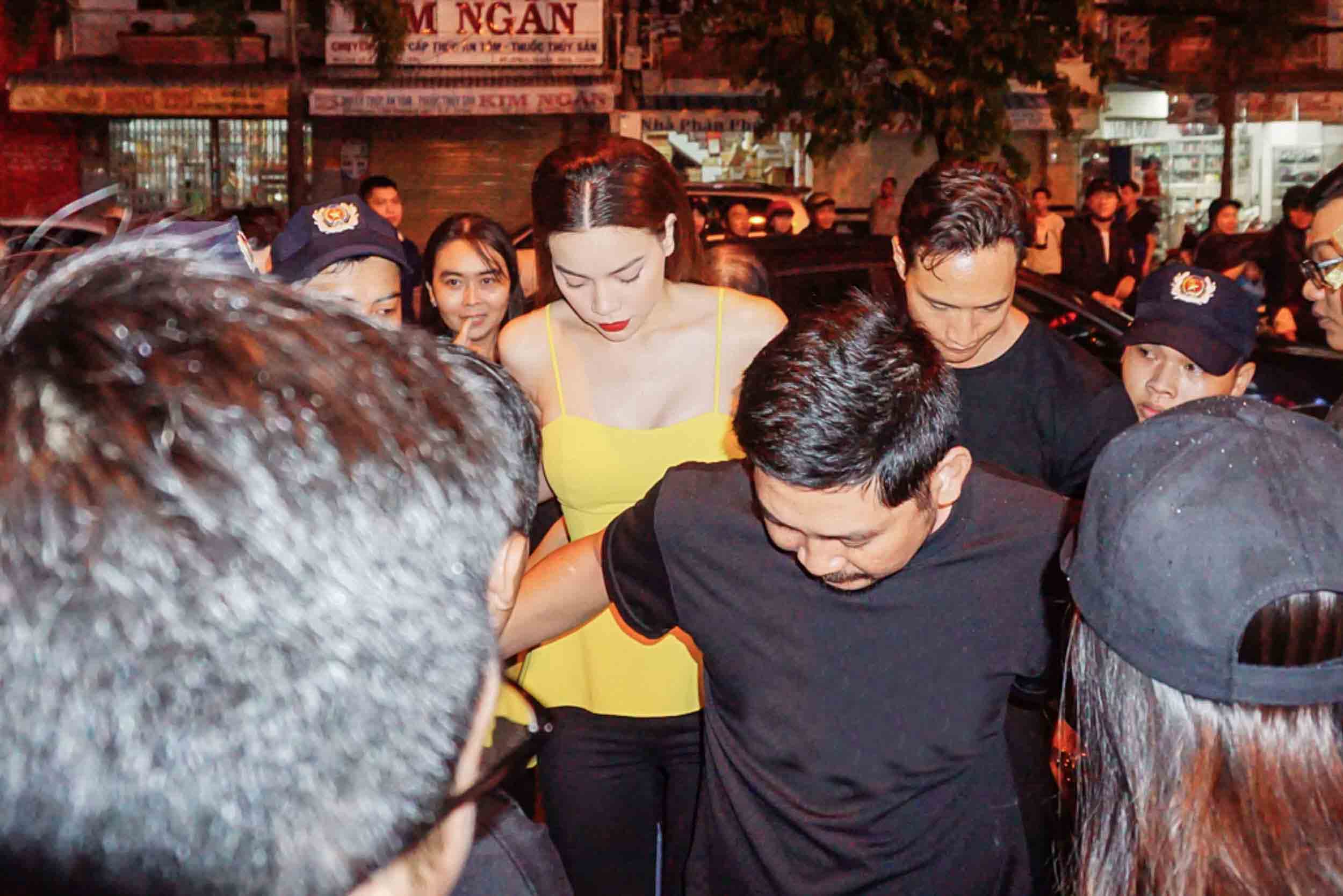 Giữa biển người hâm mộ, Kim Lý ga lăng làm vệ sĩ cho Hà Hồ hậu tin đồn chia tay