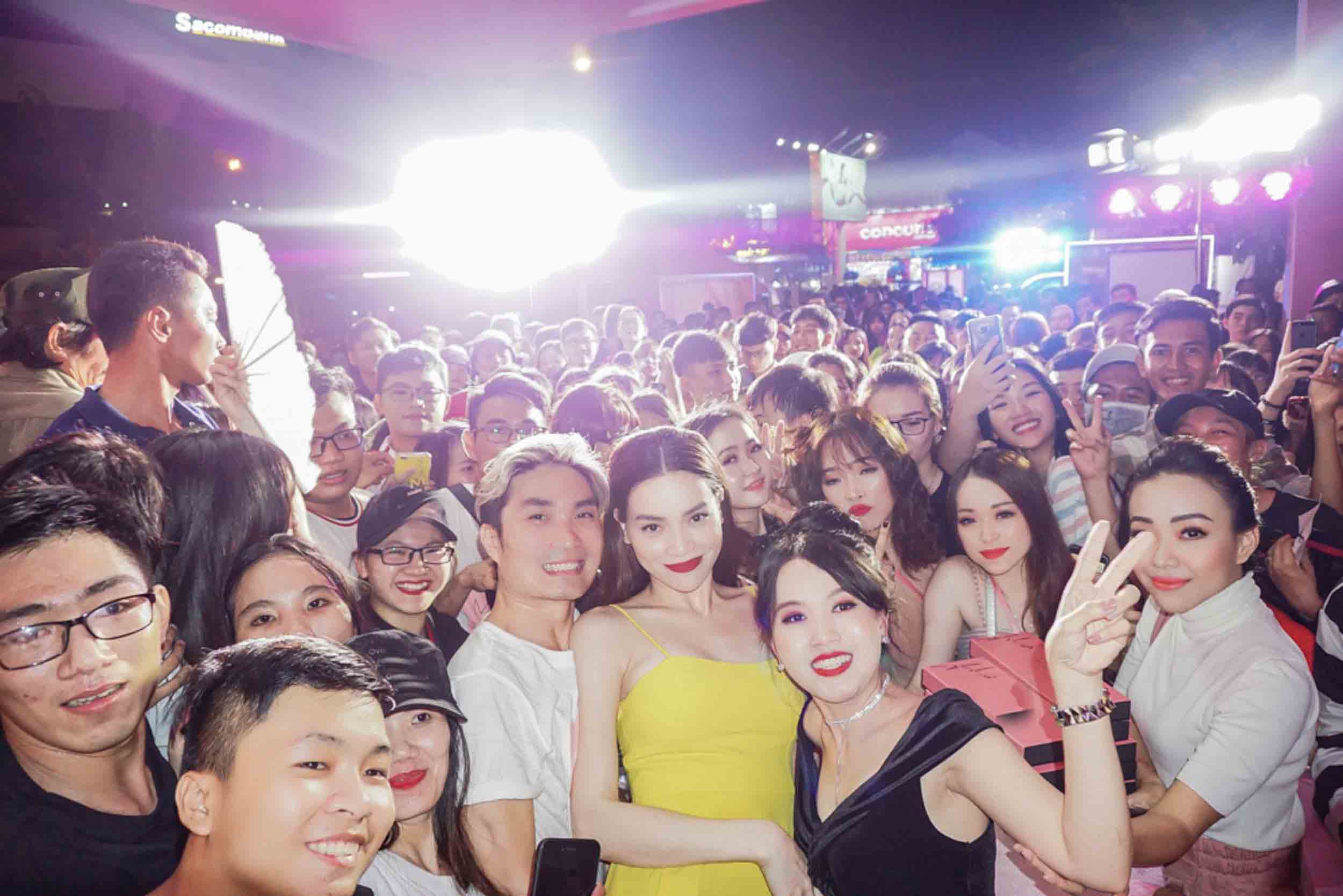 Giữa biển người hâm mộ, Kim Lý ga lăng làm vệ sĩ cho Hà Hồ hậu tin đồn chia tay