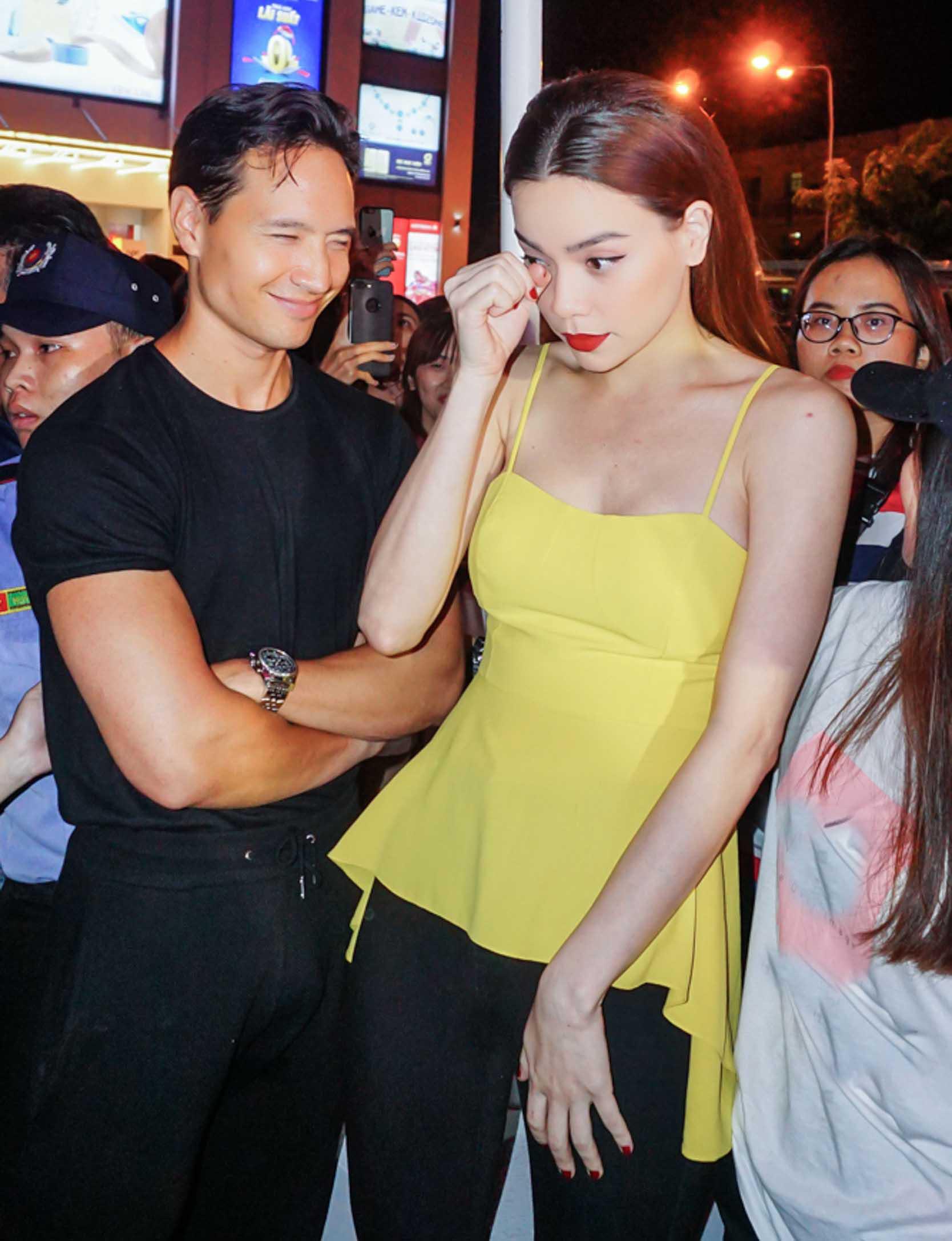 Giữa biển người hâm mộ, Kim Lý ga lăng làm vệ sĩ cho Hà Hồ hậu tin đồn chia tay