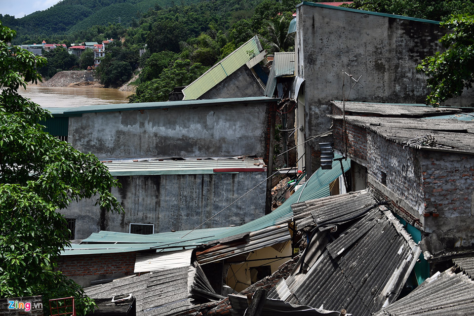 Ngày giỗ bất đắc dĩ ngay ngôi nhà vừa sập ở Hòa Bình