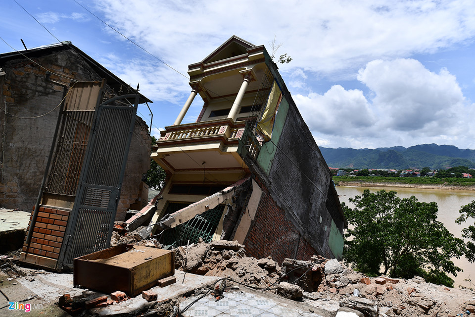 Ngày giỗ bất đắc dĩ ngay ngôi nhà vừa sập ở Hòa Bình