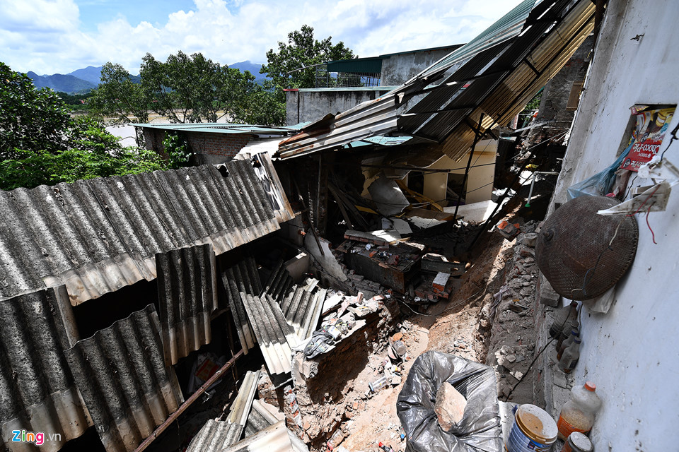 Ngày giỗ bất đắc dĩ ngay ngôi nhà vừa sập ở Hòa Bình