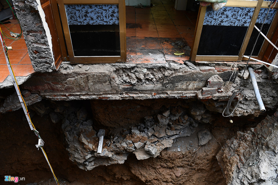 Ngày giỗ bất đắc dĩ ngay ngôi nhà vừa sập ở Hòa Bình