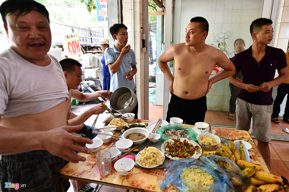 Ngày giỗ bất đắc dĩ ngay ngôi nhà vừa sập ở Hòa Bình
