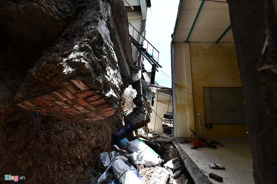 Ngày giỗ bất đắc dĩ ngay ngôi nhà vừa sập ở Hòa Bình