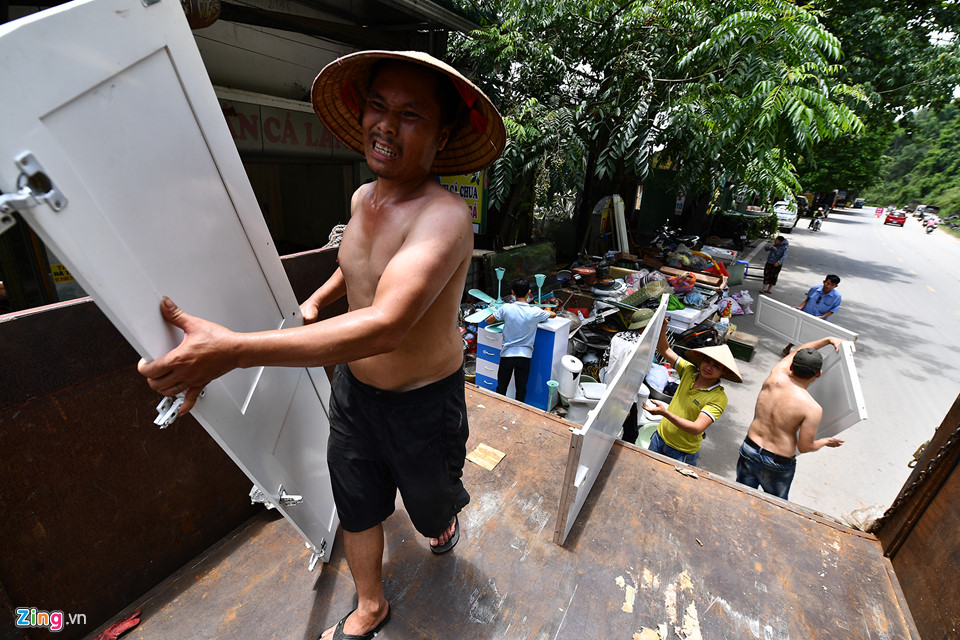 Ngày giỗ bất đắc dĩ ngay ngôi nhà vừa sập ở Hòa Bình