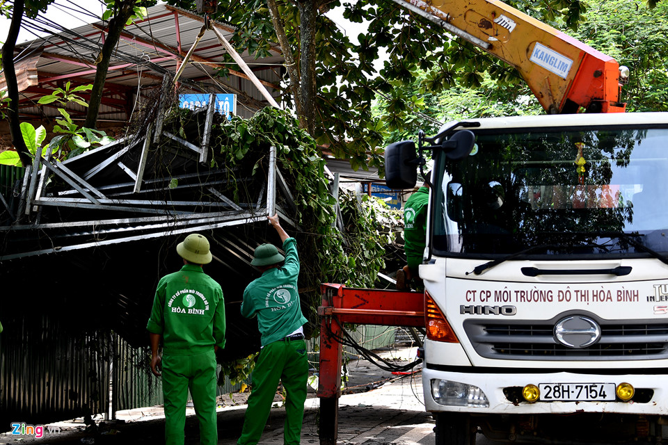 Ngày giỗ bất đắc dĩ ngay ngôi nhà vừa sập ở Hòa Bình