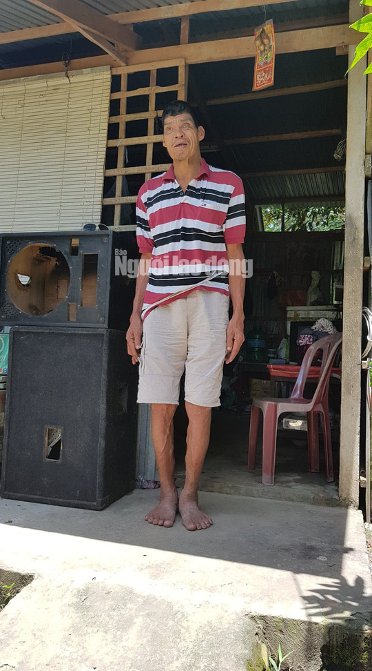 Cuộc sống khó khăn của người khổng lồ cao hơn 2,1 m ở miền Tây