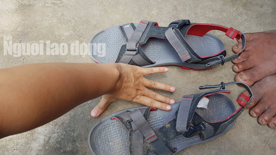 Cuộc sống khó khăn của người khổng lồ cao hơn 2,1 m ở miền Tây