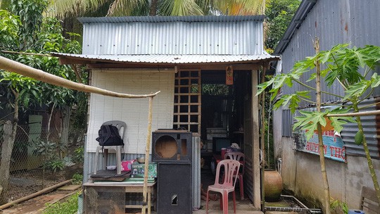 Cuộc sống khó khăn của người khổng lồ cao hơn 2,1 m ở miền Tây