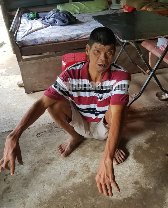 Cuộc sống khó khăn của người khổng lồ cao hơn 2,1 m ở miền Tây