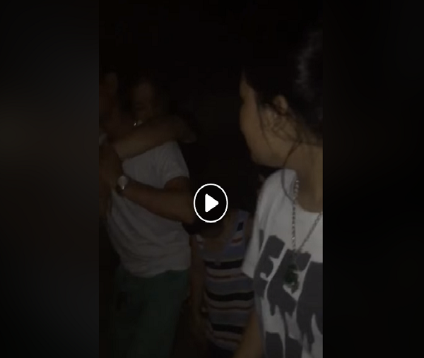 Ông chồng hài nhất vịnh Bắc Bộ, cãi vợ chem chẻm nhưng thấy vợ say là rủ 3 con đến tận bàn nhậu vác vợ về