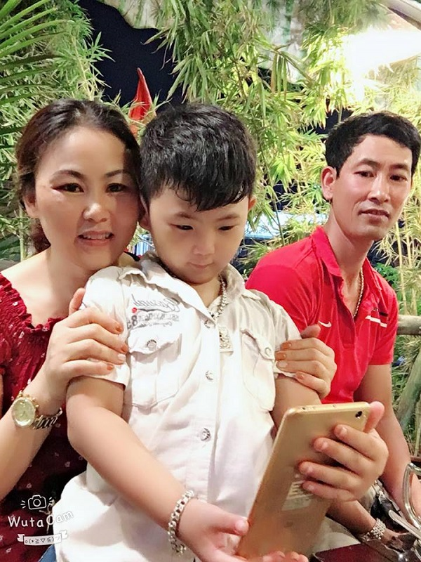 Ông chồng hài nhất vịnh Bắc Bộ, cãi vợ chem chẻm nhưng thấy vợ say là rủ 3 con đến tận bàn nhậu vác vợ về