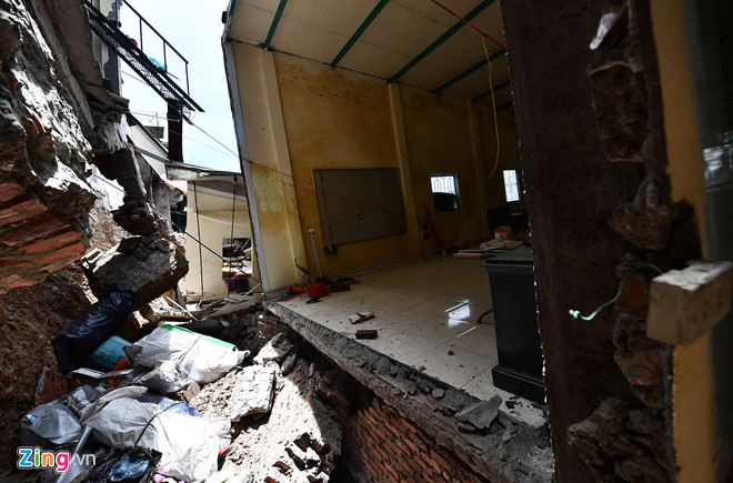 Chưa đầy 10 phút, 9 căn nhà đã đổ sụp xuống sông Đà