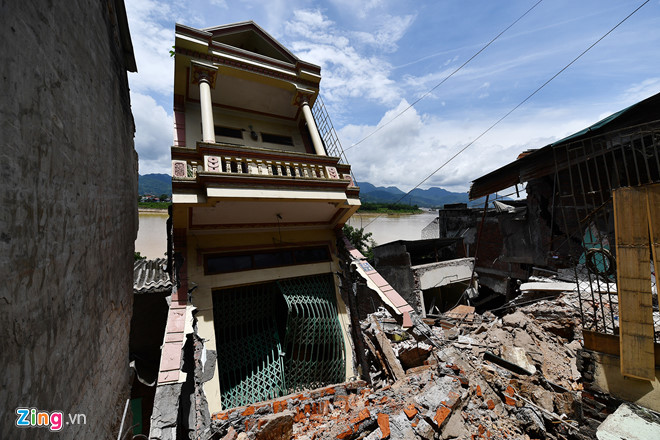 Chưa đầy 10 phút, 9 căn nhà đã đổ sụp xuống sông Đà