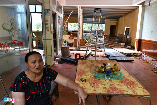 Chưa đầy 10 phút, 9 căn nhà đã đổ sụp xuống sông Đà