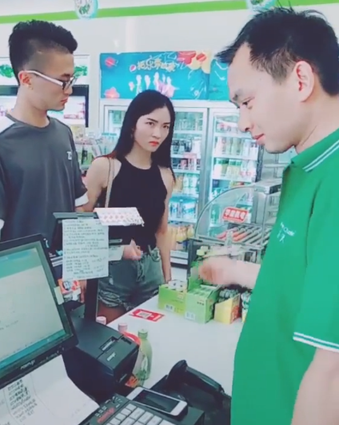 Clip thử lòng: Cô gái tranh trả tiền với bạn trai và nhận cái kết đắng vì diễn sâu Clip thử lòng: Cô gái tranh trả tiền với bạn trai và nhận cái kết đắng vì diễn sâu