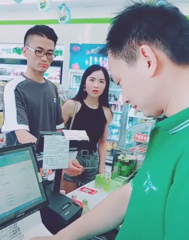 Clip thử lòng: Cô gái tranh trả tiền với bạn trai và nhận cái kết đắng vì diễn sâu Clip thử lòng: Cô gái tranh trả tiền với bạn trai và nhận cái kết đắng vì diễn sâu