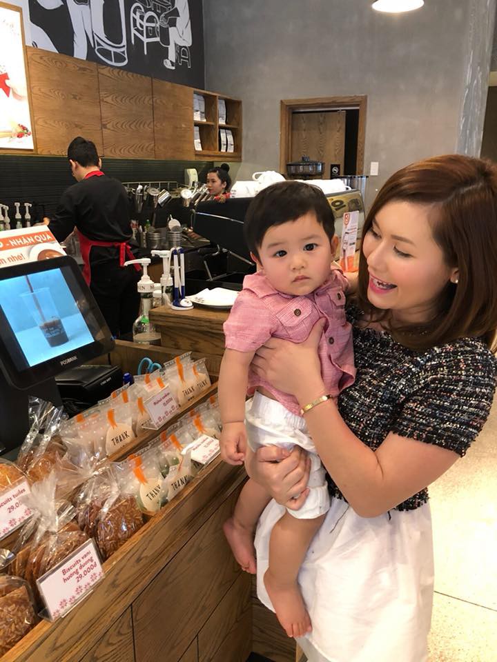 Lúc mới cưới, nhiều người gièm pha nhan sắc, 5 năm sau, vợ Đan Trường xinh đẹp rạng ngời