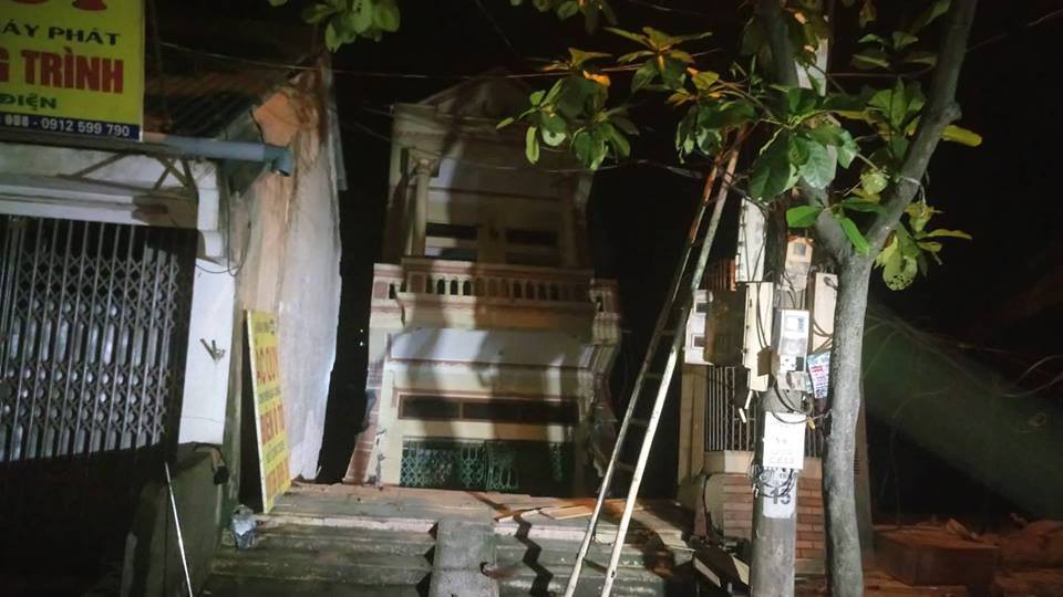 7 ngôi nhà kiên cố ở Hòa Bình bất ngờ trượt xuống sông Đà, người dân ôm đồ tháo chạy ra ngoài