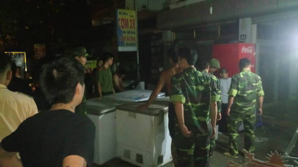 7 ngôi nhà kiên cố ở Hòa Bình bất ngờ trượt xuống sông Đà, người dân ôm đồ tháo chạy ra ngoài