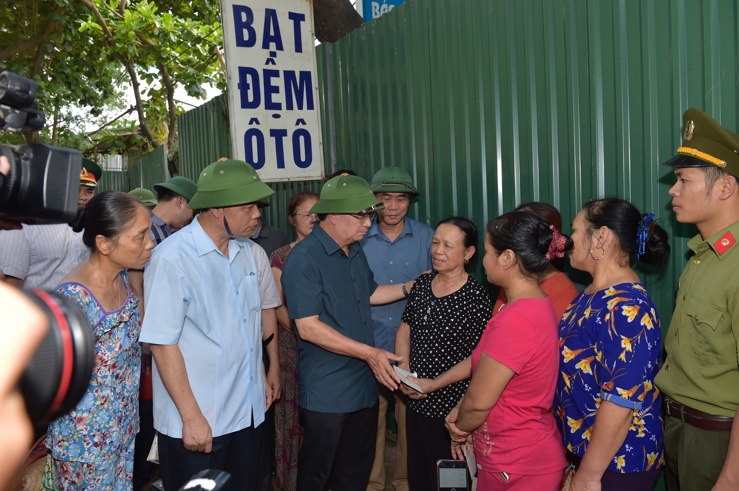 Sạt lở khẩn cấp ở Hòa Bình: Phó Thủ tướng thị sát, chỉ đạo xử lý