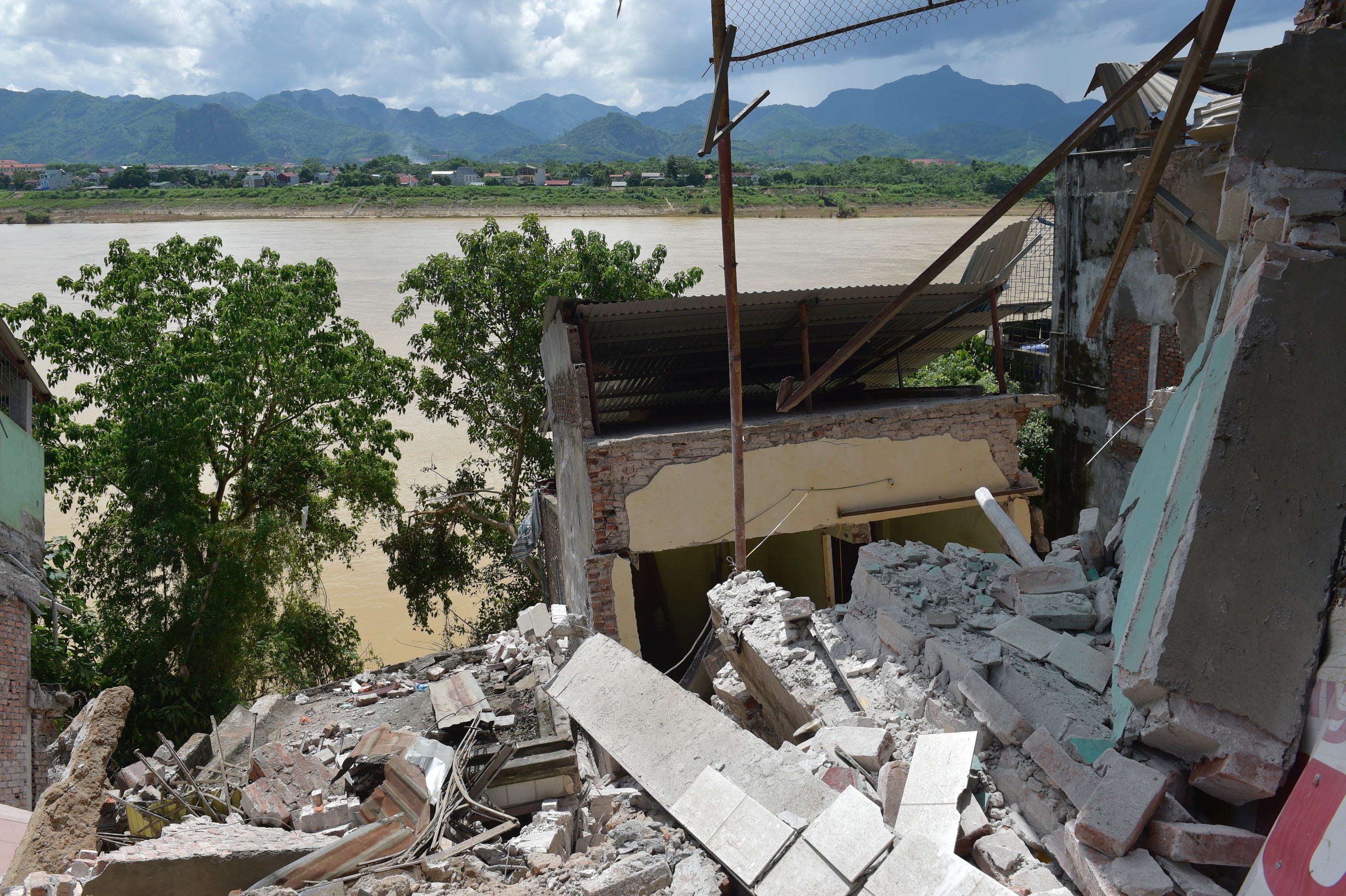 Sạt lở khẩn cấp ở Hòa Bình: Phó Thủ tướng thị sát, chỉ đạo xử lý