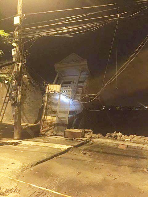 7 ngôi nhà kiên cố ở Hòa Bình bất ngờ trượt xuống sông Đà, người dân ôm đồ tháo chạy ra ngoài