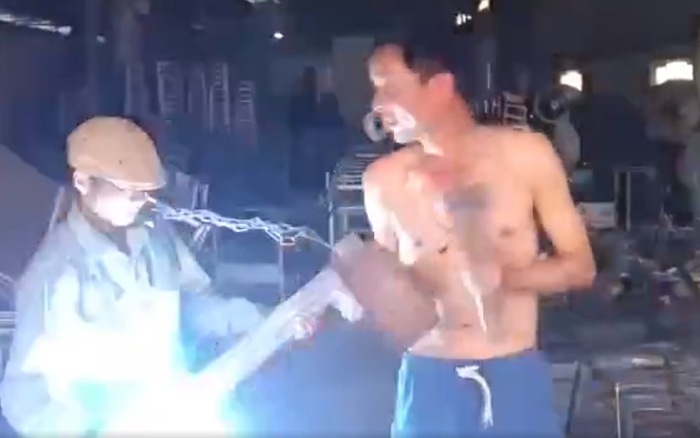 Clip: Màn biểu diễn văn nghệ tóe lửa của các anh thợ cơ khí Việt Nam khiến dân mạng vừa sợ vừa thích thú