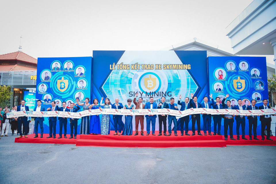 Màn thưởng xe sang chục tỷ của đa cấp lừa đảo Sky Mining