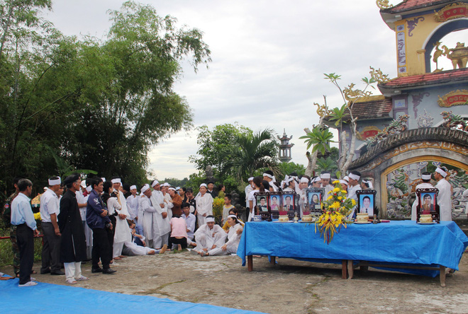 Vụ tai nạn thảm khốc 13 người chết: Áo tang trắng vùng quê nghèo miền Trung