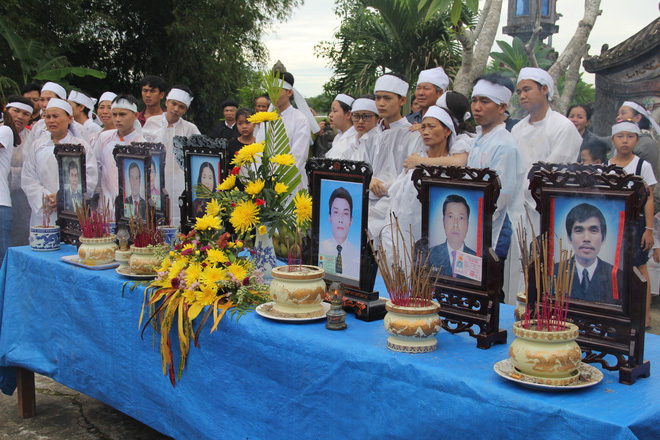 Vụ tai nạn thảm khốc 13 người chết: Áo tang trắng vùng quê nghèo miền Trung